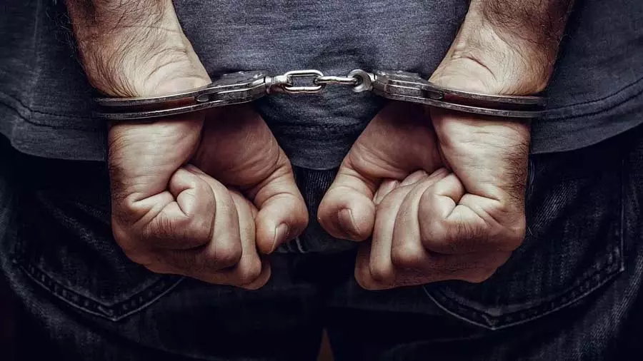 Maharashtra : पुलिसकर्मी 2 करोड़ की रिश्वत मांग रहा था, वकील से 45 लाख लेते हुए पकड़ा गया Maharashtra : पुलिसकर्मी 2 करोड़ की रिश्वत मांग रहा था, वकील से 45 लाख लेते हुए पकड़ा गया