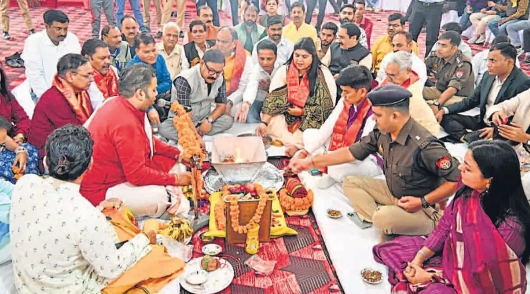 Bareilly: चौबारी मेले में हवन-पूजन के साथ शुभारंभ, सजी दुकानें और झूले Bareilly: चौबारी मेले में हवन-पूजन के साथ शुभारंभ, सजी दुकानें और झूले