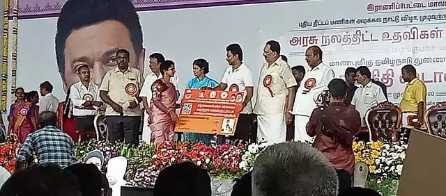 जिन महिलाओं को पेमेंट नहीं मिला है, उन्हें दिसंबर से पेमेंट किया जाएगा: Deputy CM जिन महिलाओं को पेमेंट नहीं मिला है, उन्हें दिसंबर से पेमेंट किया जाएगा: Deputy CM