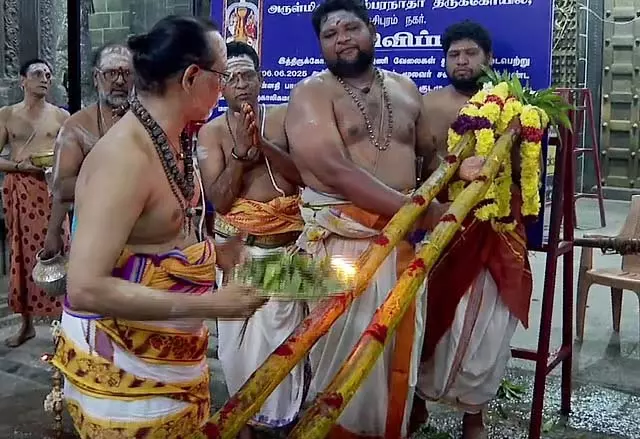 Tamil Nadu : कांचीपुरम के एकांबरनाथ मंदिर में बंधकाल पौधारोपण समारोह Tamil Nadu : कांचीपुरम के एकांबरनाथ मंदिर में बंधकाल पौधारोपण समारोह