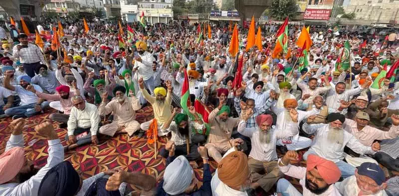 Ludhiana: बिजली कर्मचारियों ने मंत्री के आवास के बाहर किया प्रदर्शन Ludhiana: बिजली कर्मचारियों ने मंत्री के आवास के बाहर किया प्रदर्शन
