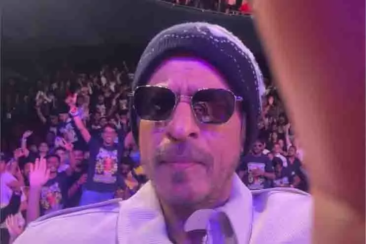 Shah Rukh Khan के 60वें जन्मदिन पर फैन मीट में मची अफरा-तफरी Shah Rukh Khan के 60वें जन्मदिन पर फैन मीट में मची अफरा-तफरी