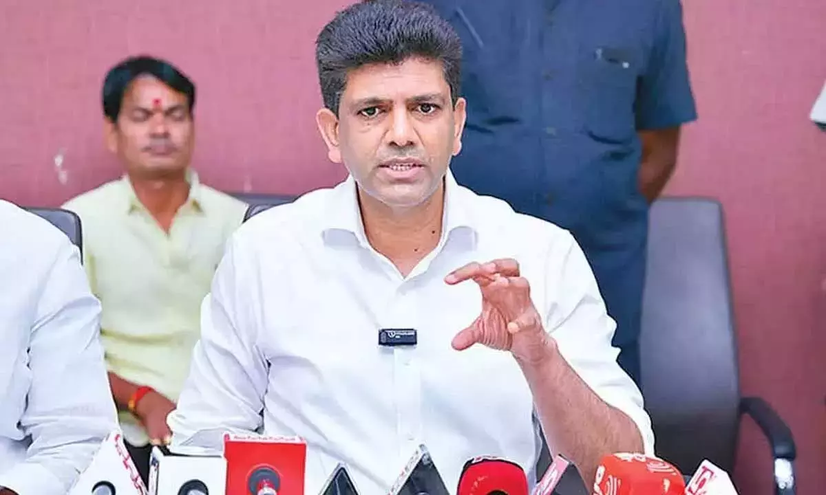 Andhra: केंद्रीय मंत्री ने गांव के तालाब का निरीक्षण किया Andhra: केंद्रीय मंत्री ने गांव के तालाब का निरीक्षण किया