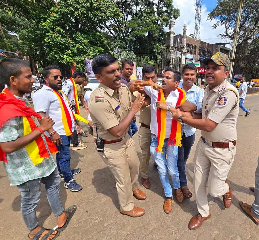 MES के खिलाफ विरोध प्रदर्शन: कन्नड़ कार्यकर्ताओं को पुलिस ने हिरासत में लिया MES के खिलाफ विरोध प्रदर्शन: कन्नड़ कार्यकर्ताओं को पुलिस ने हिरासत में लिया