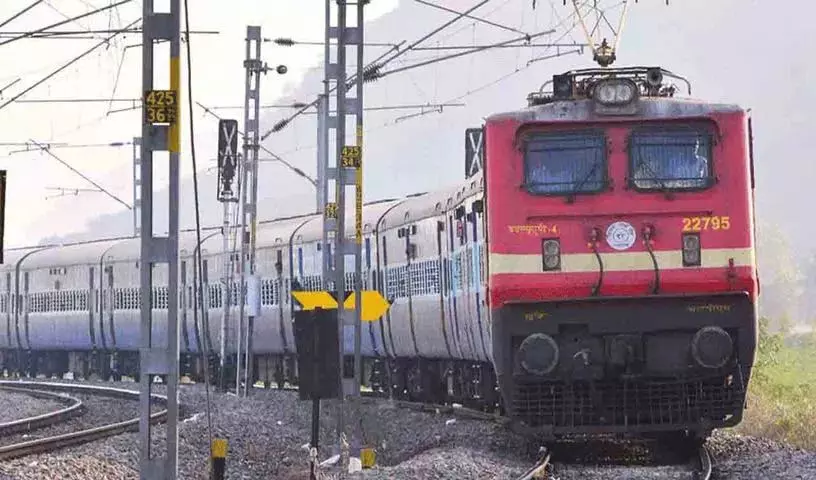 Kerala में नशे में धुत यात्री ने महिला को चलती ट्रेन से धक्का दिया Kerala में नशे में धुत यात्री ने महिला को चलती ट्रेन से धक्का दिया