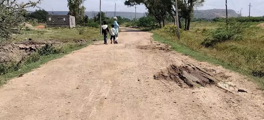 खराब सड़कें: यात्री परेशान खराब सड़कें: यात्री परेशान