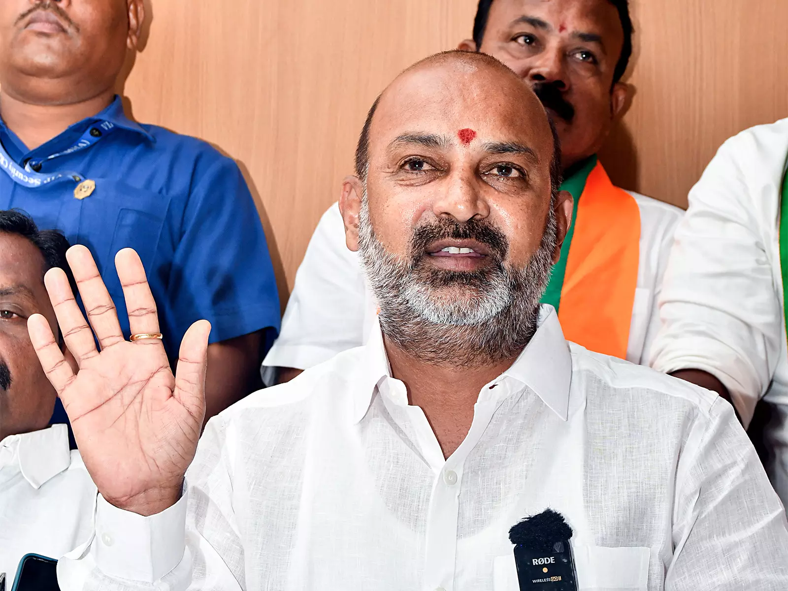 BJP MP बंदी संजय कुमार ने रंगारेड्डी बस दुर्घटना पर दुख व्यक्त किया BJP MP बंदी संजय कुमार ने रंगारेड्डी बस दुर्घटना पर दुख व्यक्त किया
