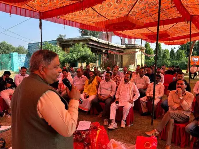 सत शर्मा ने नगरोटा में BJP के प्रचार अभियान का नेतृत्व किया, देवयानी राणा के लिए वोट मांगे सत शर्मा ने नगरोटा में BJP के प्रचार अभियान का नेतृत्व किया, देवयानी राणा के लिए वोट मांगे