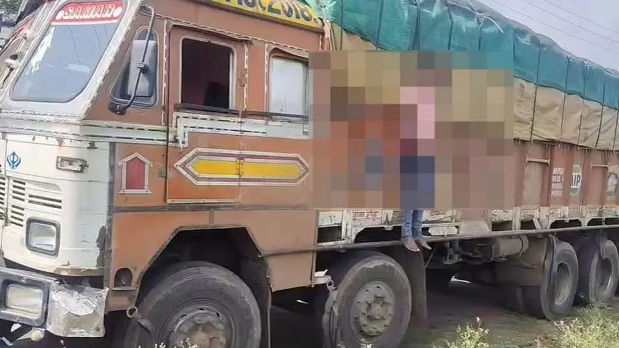 जबलपुर रोड पर खड़े ट्रक से ड्राइवर लटका हुआ मिला; स्थानीय ग्रामीण हैरान जबलपुर रोड पर खड़े ट्रक से ड्राइवर लटका हुआ मिला; स्थानीय ग्रामीण हैरान