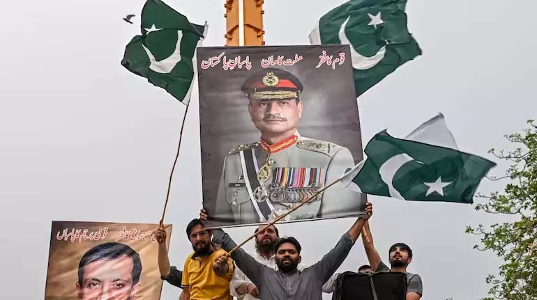 Sharif सरकार ने असीम मुनीर के विस्तारित शासन को सुरक्षित करने के लिए संवैधानिक कवर की योजना बनाई Sharif सरकार ने असीम मुनीर के विस्तारित शासन को सुरक्षित करने के लिए संवैधानिक कवर की योजना बनाई