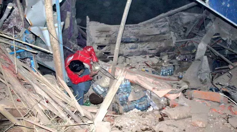 Afghanistan में 6.3 तीव्रता के शक्तिशाली भूकंप से कम से कम 20 लोगों की मौत, सैकड़ों घायल Afghanistan में 6.3 तीव्रता के शक्तिशाली भूकंप से कम से कम 20 लोगों की मौत, सैकड़ों घायल