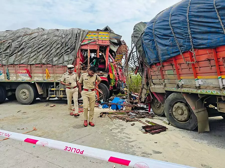 ट्रकों के बीच आमने-सामने की टक्कर; दो लोगों की मौत ट्रकों के बीच आमने-सामने की टक्कर; दो लोगों की मौत