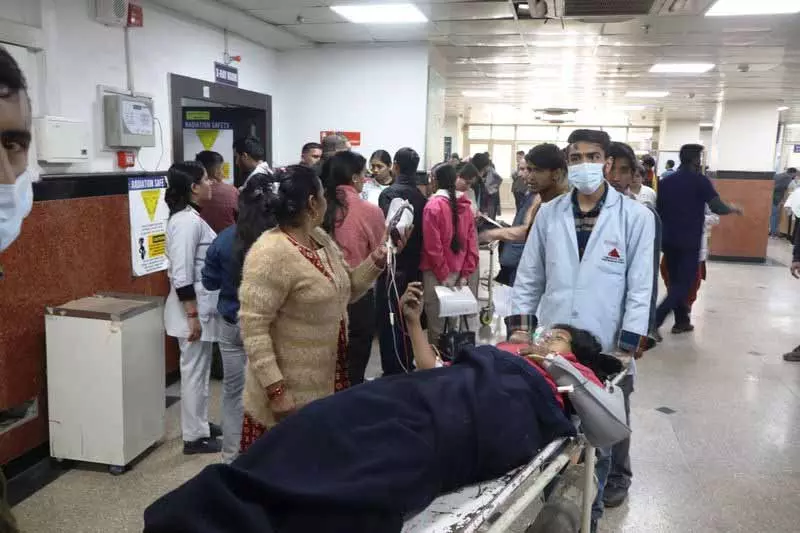 Narkanda के पास टेंपो ट्रैवलर पलटा, 29 घायल Narkanda के पास टेंपो ट्रैवलर पलटा, 29 घायल