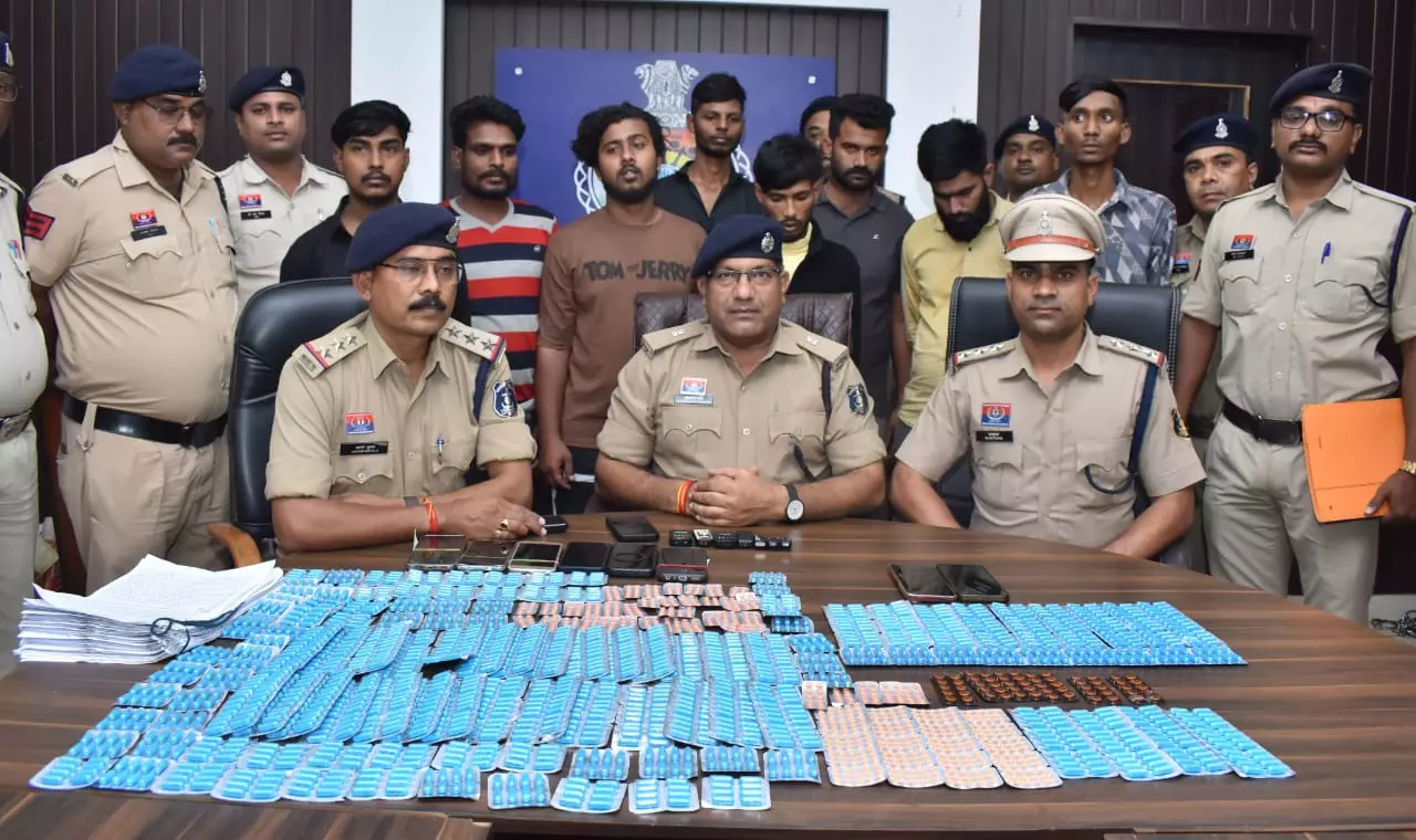 दुर्ग में 8 तस्कर गिरफ्तार, 2 हजार से अधिक नशीली कैप्सूल जब्त दुर्ग में 8 तस्कर गिरफ्तार, 2 हजार से अधिक नशीली कैप्सूल जब्त
