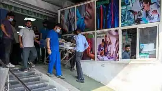 नोएडा: शॉर्ट-सर्किट से ऑक्सीजन पाइप लीक, ICU के मरीज बाल-बाल बचे नोएडा: शॉर्ट-सर्किट से ऑक्सीजन पाइप लीक, ICU के मरीज बाल-बाल बचे