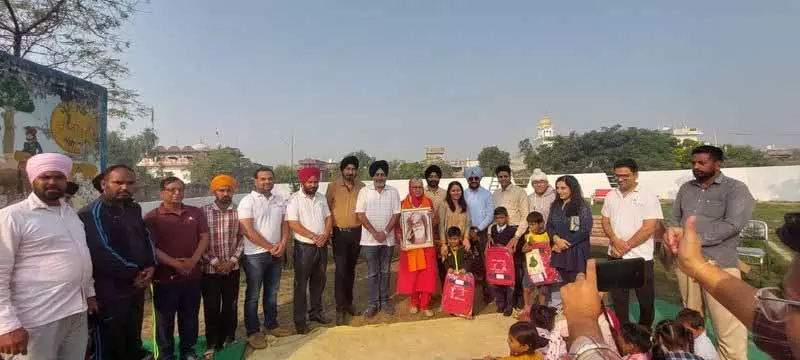 Rampura के 100 बच्चों को स्कूल की आवश्यक सामग्री वितरित की गई Rampura के 100 बच्चों को स्कूल की आवश्यक सामग्री वितरित की गई