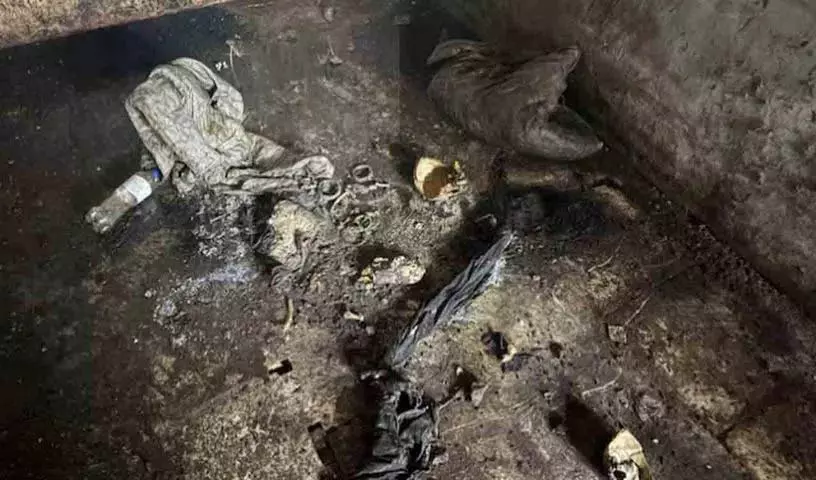 पैसों के विवाद में एक व्यक्ति ने अपनी प्रेमिका की हत्या कर शवों को उसी स्थान पर फेंका पैसों के विवाद में एक व्यक्ति ने अपनी प्रेमिका की हत्या कर शवों को उसी स्थान पर फेंका