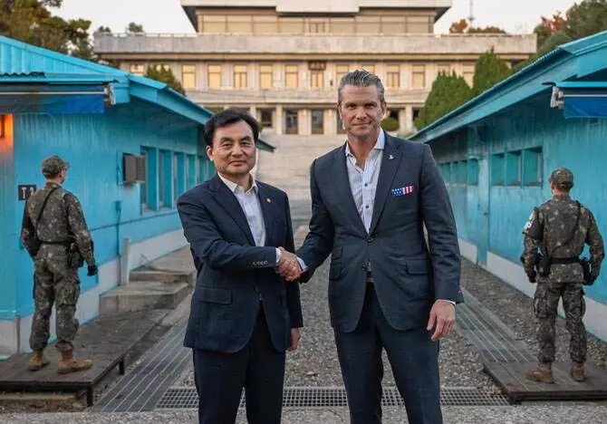 अमेरिकी रक्षा सचिव हेगसेथ ने DMZ का दौरा कर South Korea-अमेरिका गठबंधन की ताकत दिखाई अमेरिकी रक्षा सचिव हेगसेथ ने DMZ का दौरा कर South Korea-अमेरिका गठबंधन की ताकत दिखाई