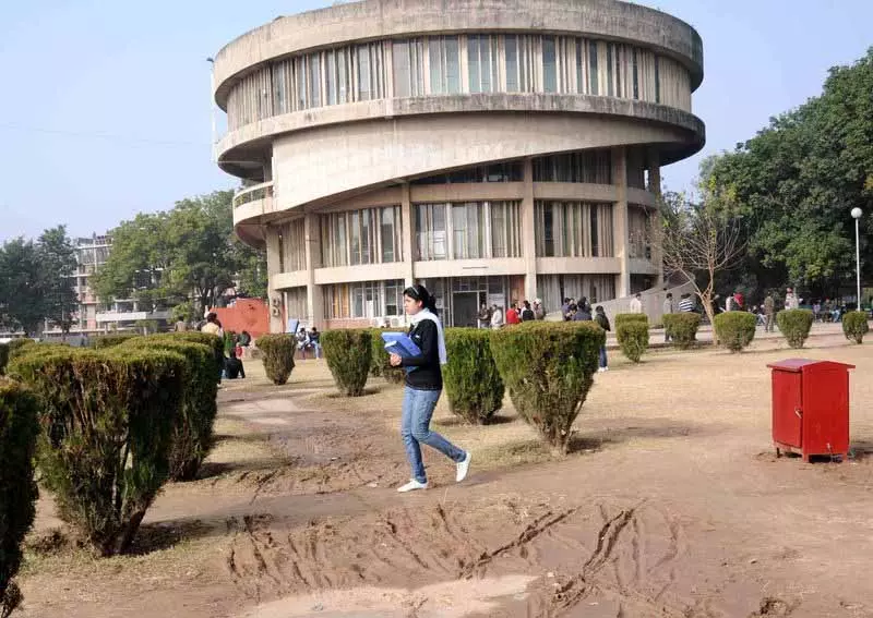 Punjab में पीयू सीनेट को खत्म करने के केंद्र के कदम पर राजनीतिक विवाद छिड़ा Punjab में पीयू सीनेट को खत्म करने के केंद्र के कदम पर राजनीतिक विवाद छिड़ा