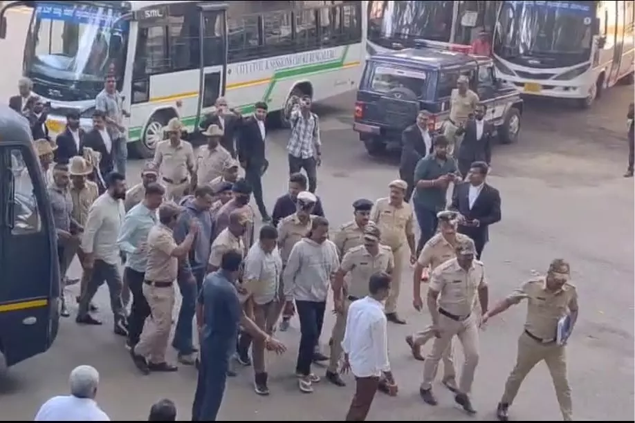 Karnataka अदालत ने अभिनेता दर्शन और 16 अन्य पर हत्या मामले में आरोप तय किए Karnataka अदालत ने अभिनेता दर्शन और 16 अन्य पर हत्या मामले में आरोप तय किए
