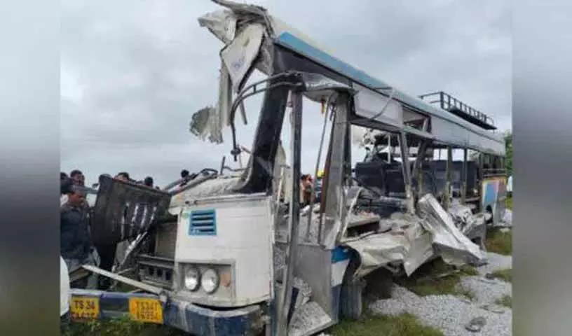 तेलंगाना के चेवेल्ला में ट्रक और RTC बस की आमने-सामने टक्कर में 21 लोगों की मौत तेलंगाना के चेवेल्ला में ट्रक और RTC बस की आमने-सामने टक्कर में 21 लोगों की मौत
