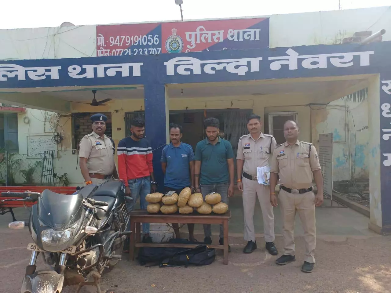 रायपुर में बाइक से 10.6 किलो गांजे की तस्करी, 3 तस्कर गिरफ्तार रायपुर में बाइक से 10.6 किलो गांजे की तस्करी, 3 तस्कर गिरफ्तार