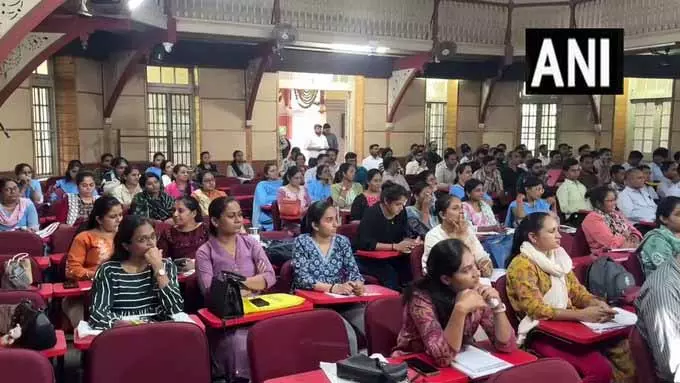 सूरत में SIR सर्वेक्षण की तैयारियां तेज़, कर्मचारियों का प्रशिक्षण शु सूरत में SIR सर्वेक्षण की तैयारियां तेज़, कर्मचारियों का प्रशिक्षण शु