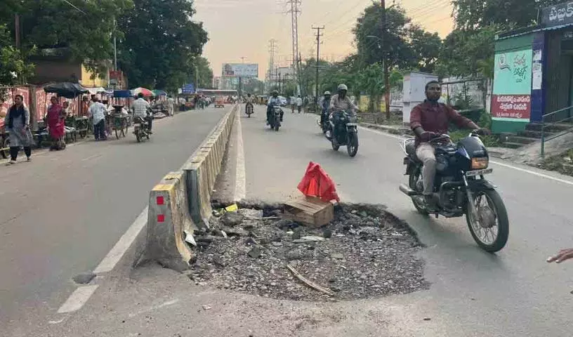 Hanumakonda बस स्टैंड रोड पर गड्ढों से सावधान रहें Hanumakonda बस स्टैंड रोड पर गड्ढों से सावधान रहें
