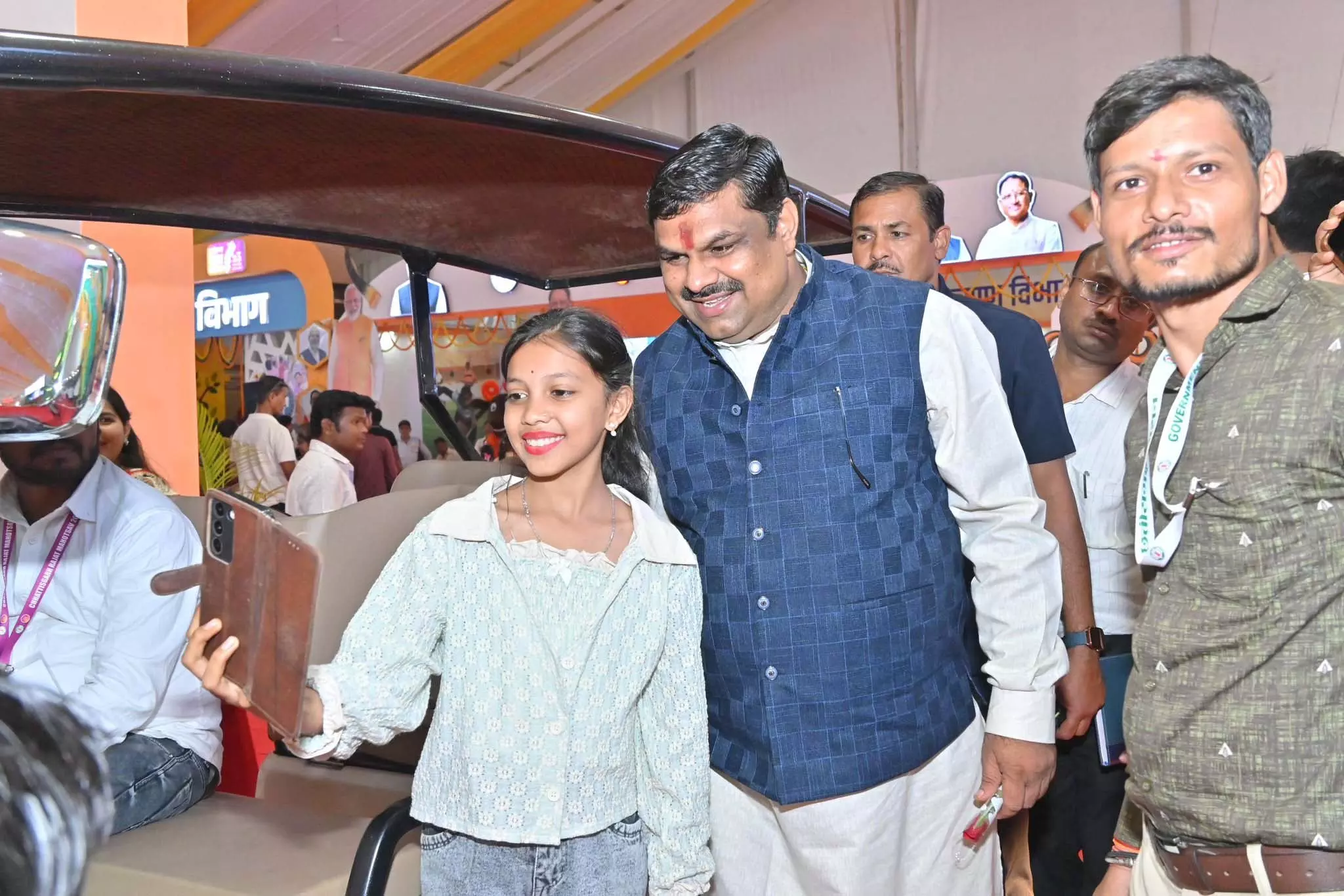 राज्योत्सव में मंत्री गजेंद्र यादव ने किया स्टॉलों का निरीक्षण राज्योत्सव में मंत्री गजेंद्र यादव ने किया स्टॉलों का निरीक्षण