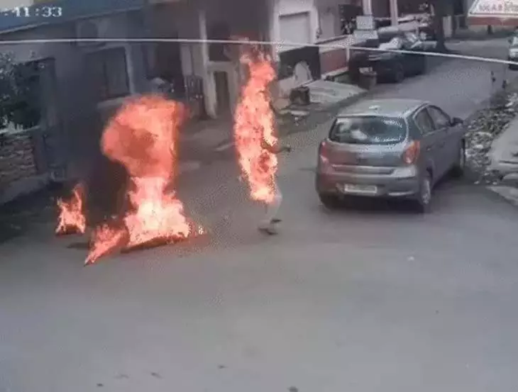 फर्नीचर निर्माता ने पारिवारिक विवाद में खुद को लगाई आग, झुलसने के बाद मौत फर्नीचर निर्माता ने पारिवारिक विवाद में खुद को लगाई आग, झुलसने के बाद मौत