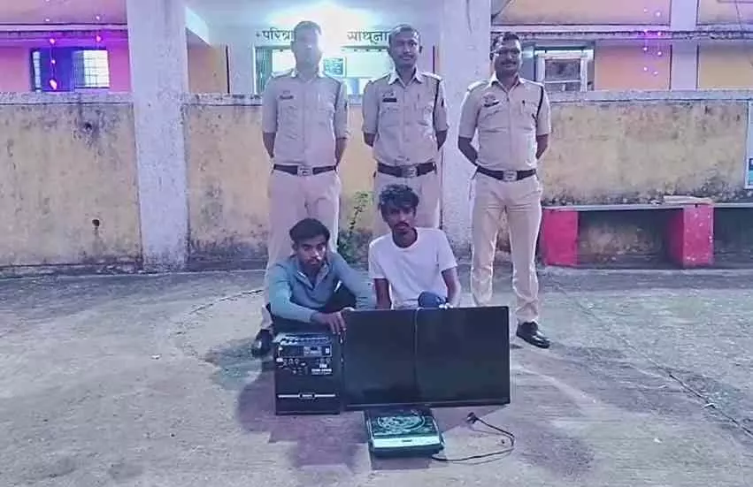 अपने ही स्कूल में चोरी करने पहुंचे पूर्व छात्र, पुलिस ने किया गिरफ्तार अपने ही स्कूल में चोरी करने पहुंचे पूर्व छात्र, पुलिस ने किया गिरफ्तार