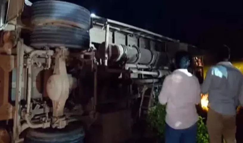 Eluru में निजी ट्रैवल्स की बस पलटी.. दो यात्रियों की मौत Eluru में निजी ट्रैवल्स की बस पलटी.. दो यात्रियों की मौत