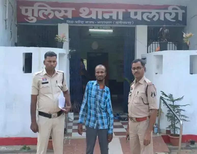 बुजुर्ग महिला पर उस्तरा से हमलाकर चांदी के लच्छे लूटने वाला नाई गिरफ्तार बुजुर्ग महिला पर उस्तरा से हमलाकर चांदी के लच्छे लूटने वाला नाई गिरफ्तार