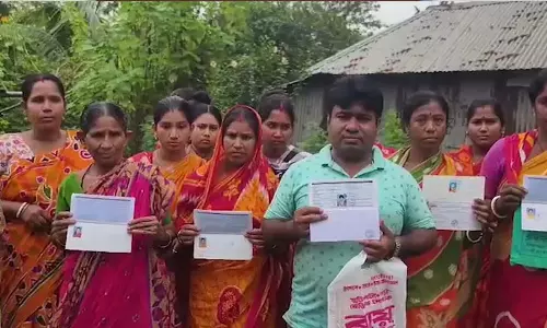 निवास जगह से भगाए जाने की डर से बैंक से पूरा पैसा निकाल रहे ग्रामीण, जानिए क्यों? निवास जगह से भगाए जाने की डर से बैंक से पूरा पैसा निकाल रहे ग्रामीण, जानिए क्यों?
