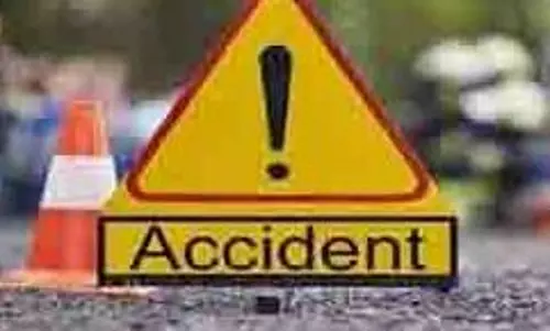 UP News: तेज रफ्तार कार पुलिया से टकराई, महिला और बच्चे की मौत