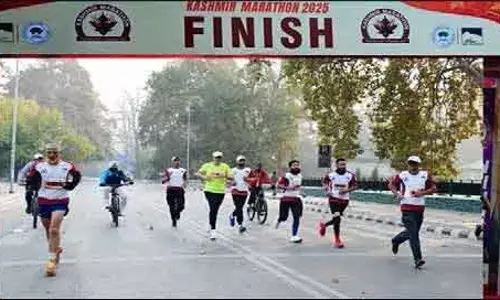 सीएम उमर ने कश्मीर मैराथन के दूसरे संस्करण को हरी झंडी दिखाई सीएम उमर ने कश्मीर मैराथन के दूसरे संस्करण को हरी झंडी दिखाई