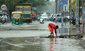 Ludhiana: गिल रोड पर बिछी सीवरेज पाइपें यात्रियों के लिए खतरा बनी हुई