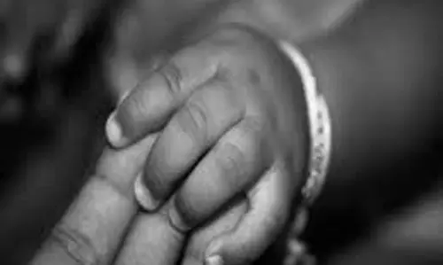 Up News: खौलते पानी की बाल्टी में गिरा ढाई साल का मासूम, मौत Up News: खौलते पानी की बाल्टी में गिरा ढाई साल का मासूम, मौत