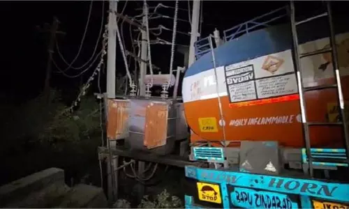 Jammu-Kashmir: तेज रफ्तार टैंकर ने बीच सड़क पर मचाई तबाही, अफरा-तफरी Jammu-Kashmir: तेज रफ्तार टैंकर ने बीच सड़क पर मचाई तबाही, अफरा-तफरी