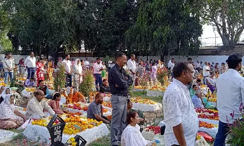 इंदौर में ऑल सोल्स डे मनाया गया; श्रद्धालुओं ने पुनरुत्थान की उम्मीद को याद किया