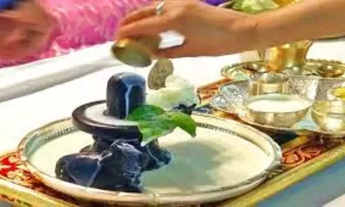 Somwar Upay: सोमवार के दिन कर लें ये खास उपाय, कर्ज से मुक्ति पाने के लिए शिवलिंग पर जरूर चढ़ाएं ये चीजें Somwar Upay: सोमवार के दिन कर लें ये खास उपाय, कर्ज से मुक्ति पाने के लिए शिवलिंग पर जरूर चढ़ाएं ये चीजें