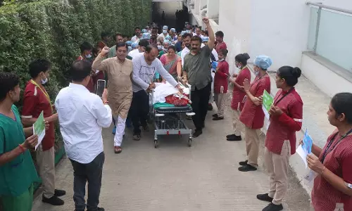 मृत वकील ने तीन लोगों को नई ज़िंदगी दी; पति ने इमोशनल विदाई दी