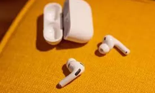 AirPods :सिर्फ ऑडियो सुनने के काम नहीं आएंगे एयरपॉड्स, कैमरा भी मिलेगा, सामने आ गई ऐप्पल की प्लानिंग
