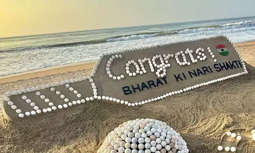 भारतीय महिला क्रिकेट टीम को बधाई देने के लिए पुरी बीच पर रेत की कलाकृति बनाई : Sudarsan Pattnaik भारतीय महिला क्रिकेट टीम को बधाई देने के लिए पुरी बीच पर रेत की कलाकृति बनाई : Sudarsan Pattnaik