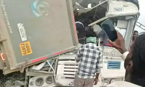 बस-ट्रक की टक्कर में, कम से कम 20 लोगों की मौत, VIDEO बस-ट्रक की टक्कर में, कम से कम 20 लोगों की मौत, VIDEO