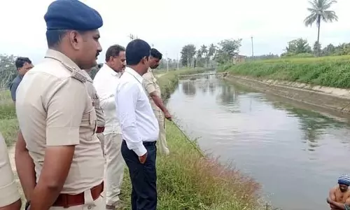 Mandya : कपड़े धोने के लिए नहर में गईं चार छात्राएं डूब गई Mandya : कपड़े धोने के लिए नहर में गईं चार छात्राएं डूब गई