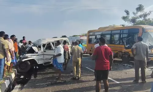कोविलपट्टी नेशनल हाईवे पर स्कूल वैन और कार की टक्कर: एक की मौत कोविलपट्टी नेशनल हाईवे पर स्कूल वैन और कार की टक्कर: एक की मौत