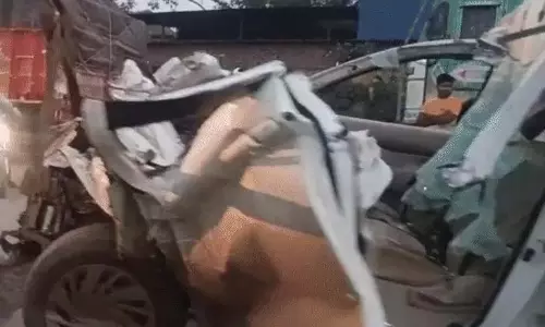 कार-ट्रक की टक्कर में तीन लोगों की मौत, एग्जिट पोल टीम से जुड़े थे, शवों को निकालने क्रेन का इस्तेमाल