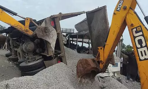 एक और भयानक हादसा: ट्रक ने पैसेंजर बस को टक्कर मारी, 18 लोगों की मौत एक और भयानक हादसा: ट्रक ने पैसेंजर बस को टक्कर मारी, 18 लोगों की मौत