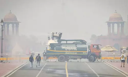 Delhi में धुंध छाई हुई है, हवा की गुणवत्ता बहुत खराब है